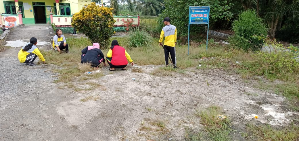 Gotong Royong Di Kampung KB